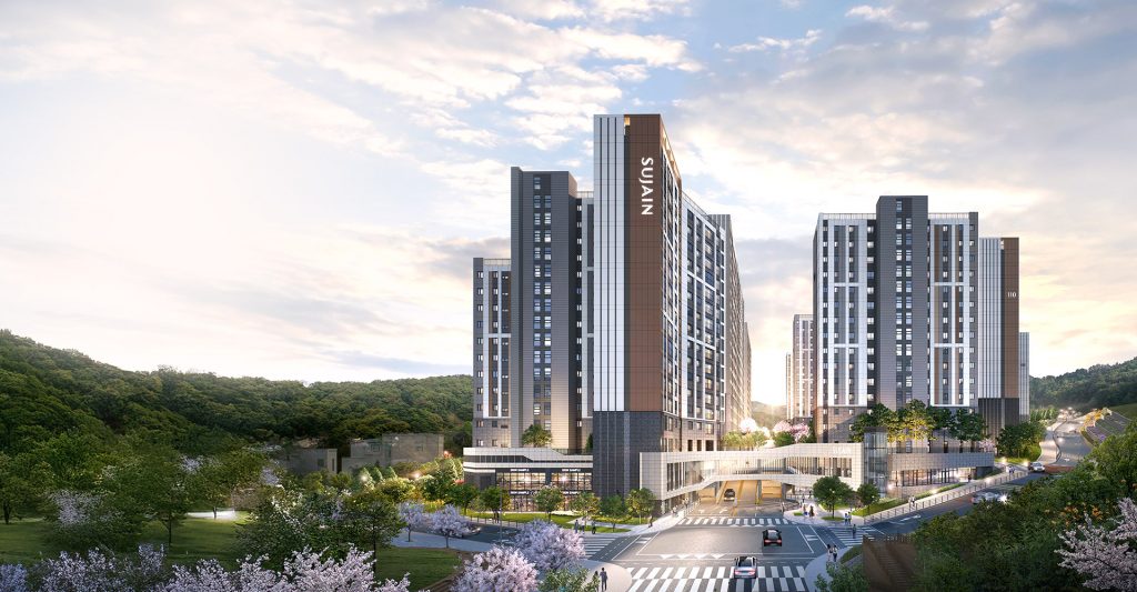 숲의 여유로움과 도시의 편리함 사이 단 하나의 시그니처 라이프 대표번호 1844-2426 현대적 감각의 고급 아파트 외관 SUJAIN 브랜드 아파트